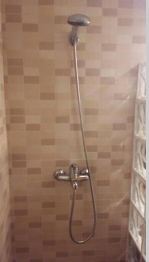 Douche, sèche-cheveux, bidet, serviettes fournies