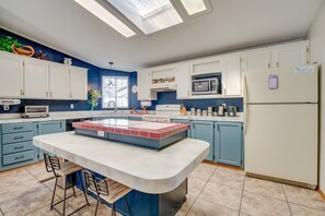 Réfrigérateur, micro-ondes, plaque de cuisson, lave-vaisselle