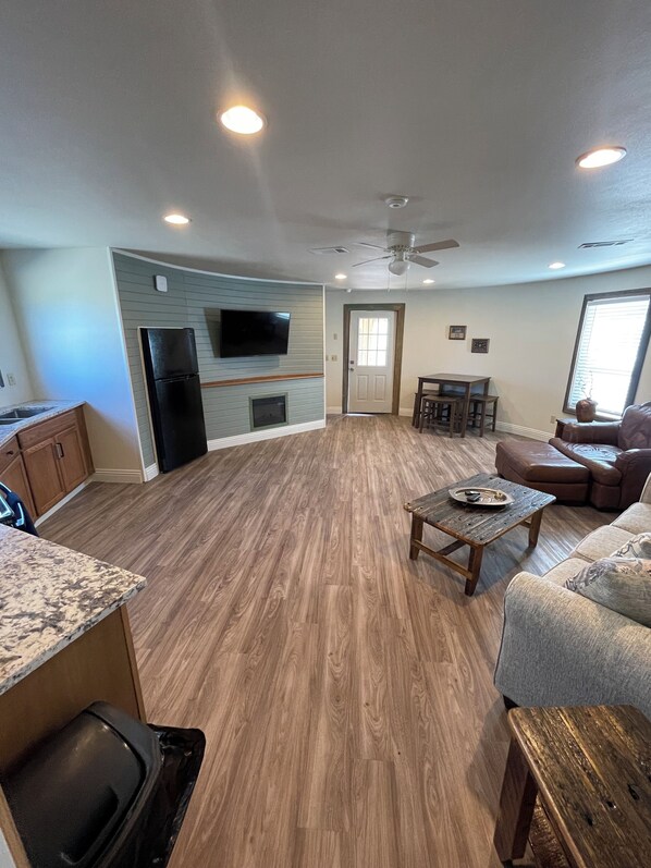 Smart TV, fireplace - Soybean Bin Cozy Grain Bin retreat on a mini working farm.  (Augusta)