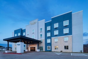 A Fairfield by Marriott hotel with a modern design, featuring a covered entrance and multiple floors. - Fairfield Inn & Suites Hillsboro (Hillsboro)