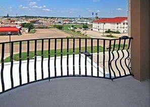 المنطقة المحيطة بالمنشأة