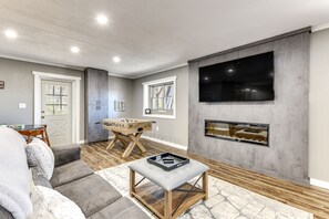 Tv, pejs, bordfodbold, bøger