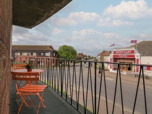Outdoor dining - The Upper Circle (Clacton-on-Sea)