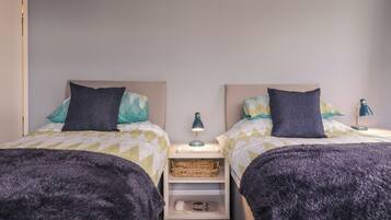 2 kamar tidur dan didekorasi berbeda-beda