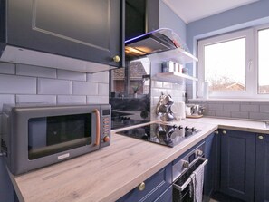 Dishwasher, electric kettle, toaster, cookware/dishes/utensils - The Upper Circle (Clacton-on-Sea)