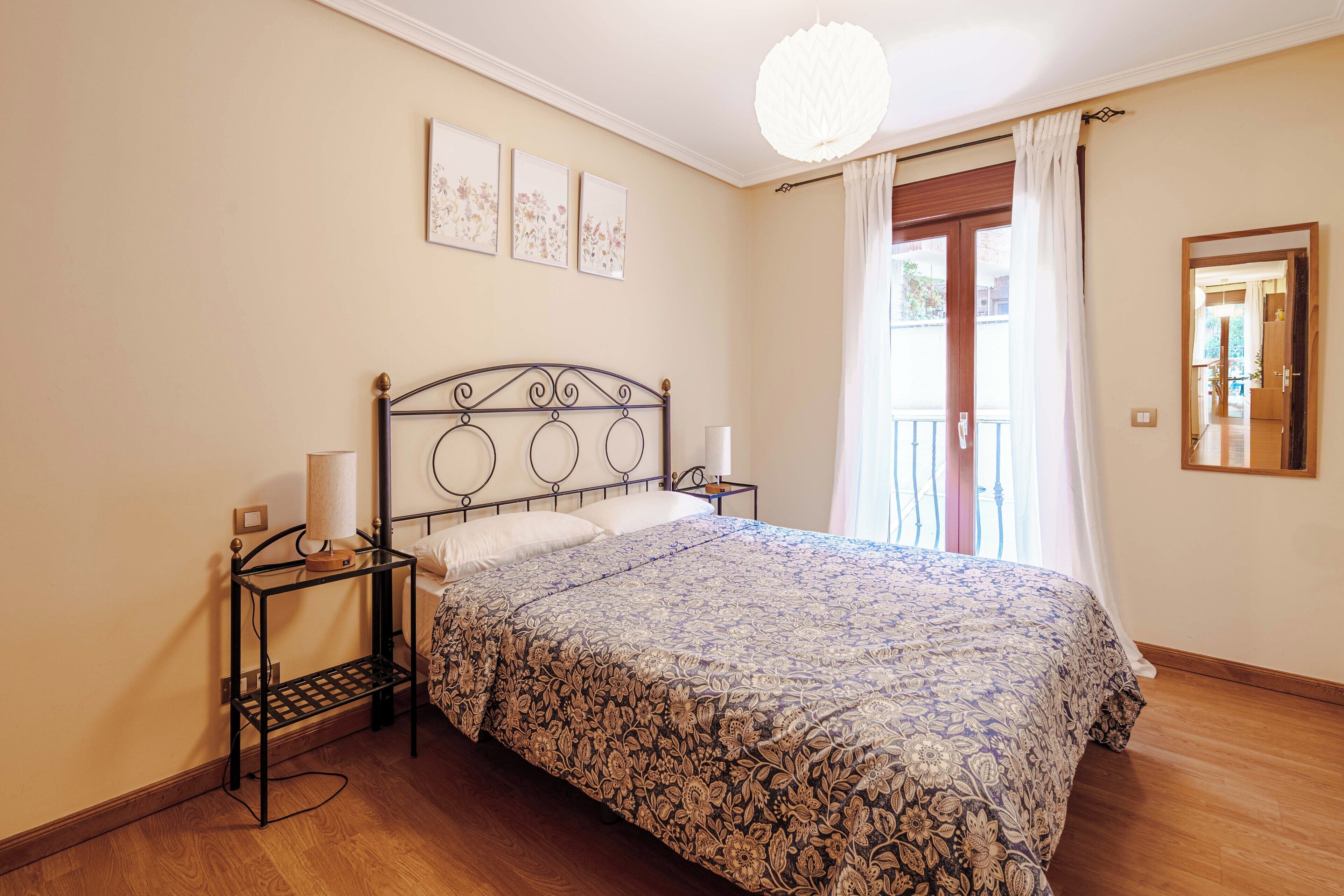 1 dormitorio, escritorio, tabla de planchar con plancha y wifi