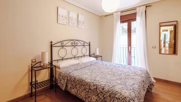 1 dormitorio, escritorio, tabla de planchar con plancha y wifi