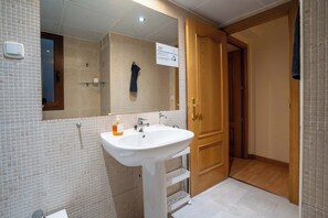 Sèche-cheveux, bidet, serviettes fournies, savon