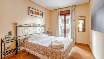 1 bedroom, desk, iron/ironing board, WiFi