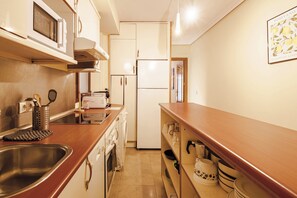 Fridge, microwave, oven, stovetop - Luz con Balcón en Pleno Madrid (Madrid)