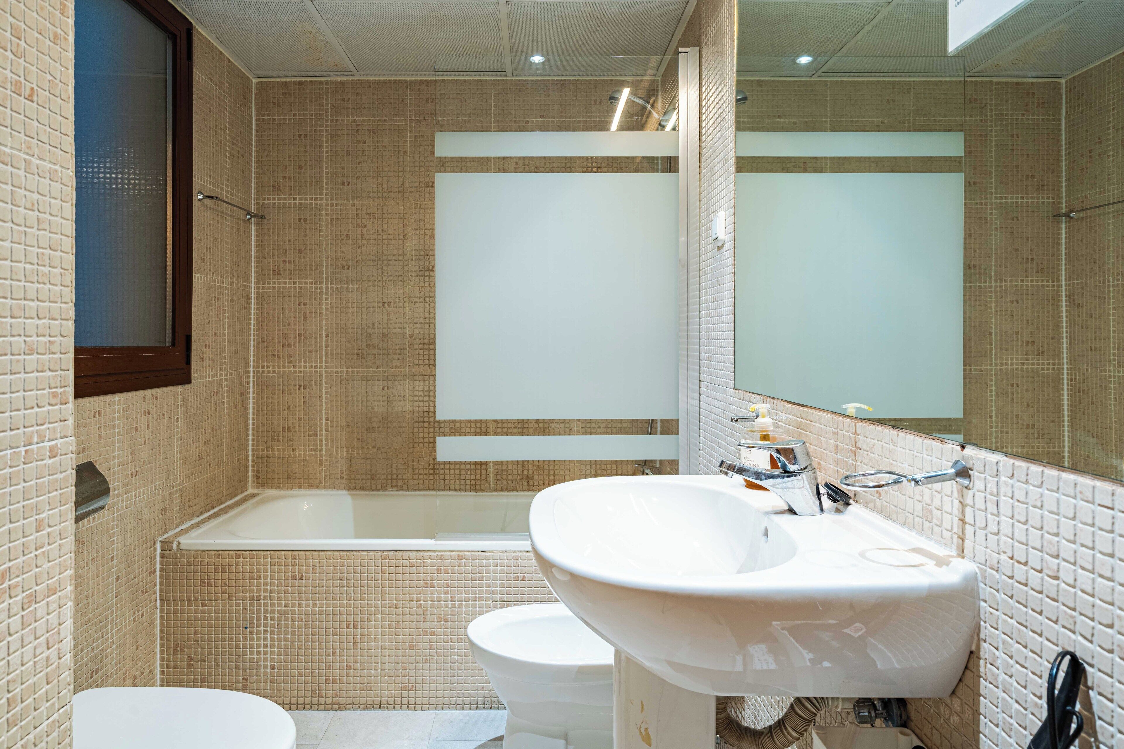 Séchoir à cheveux, bidet, serviettes fournies, savon