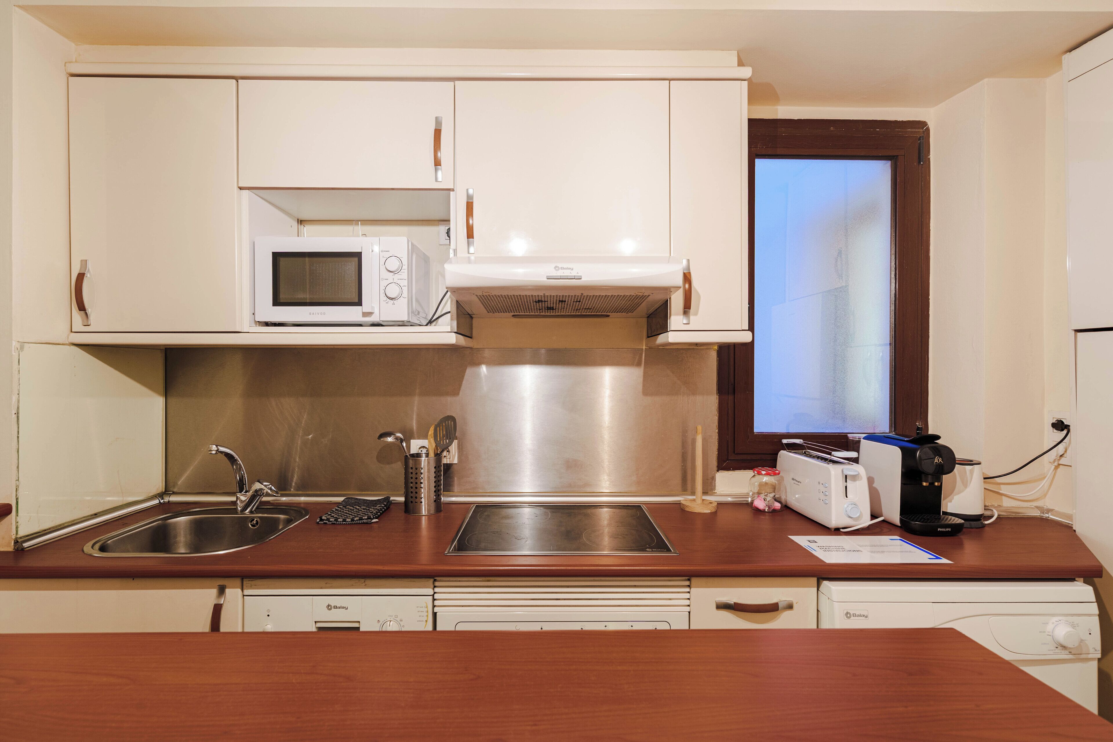 Frigorífico, microondas, horno y placa de cocina