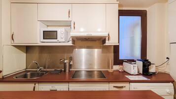 Frigorífico, microondas, horno y placa de cocina