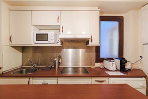 Kjøleskap, mikrobølgeovn, ovn og kokeplater