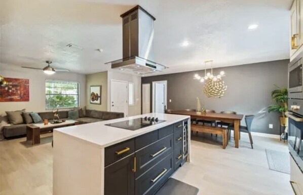 Kylskåp, mikrovågsugn, ugn och spishäll