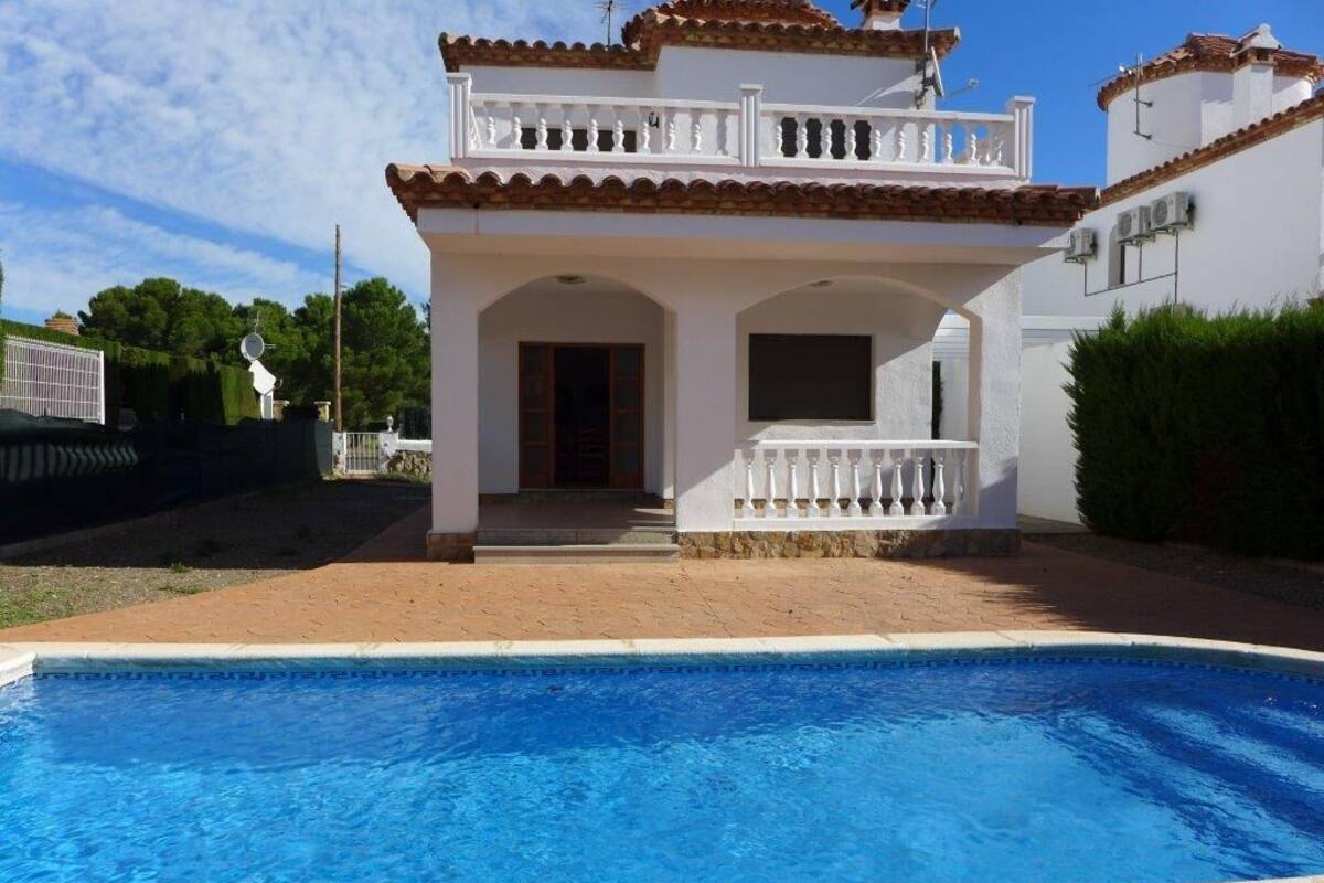 Una casa de dos pisos con piscina delantera.