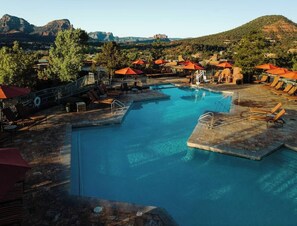 حمّام سباحة خارجي، حمّام سباحة مُدفَّأ