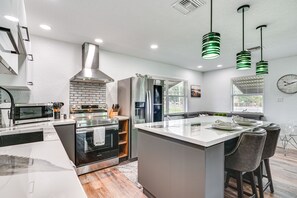Fridge, microwave, stovetop, dishwasher