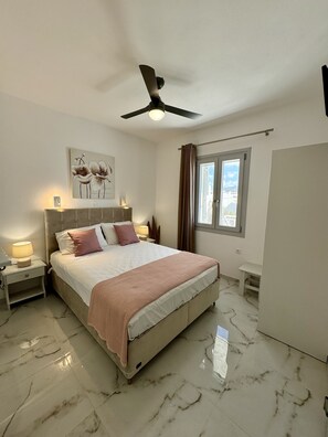 Standardsuite | Pengeskab på værelset, mørklægningsgardiner, lydisolering, gratis Wi-Fi