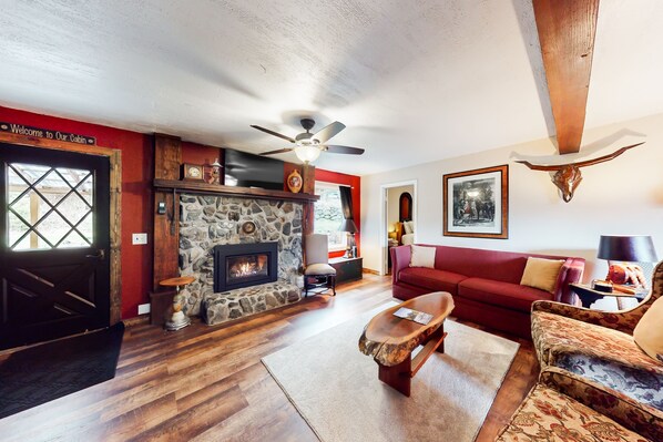 Een televisie en een open haard