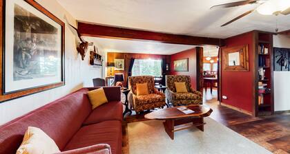 Cozy, dog-friendly home with fireplace, near Wallowa Lake State Park & tram