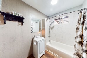 Een haardroger, handdoeken