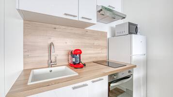 Réfrigérateur, micro-ondes, four, plaque de cuisson