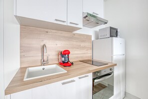 Jääkaappi, mikroaaltouuni, uuni, liesi