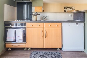 Een koelkast, een microgolfoven, een oven, een vaatwasser