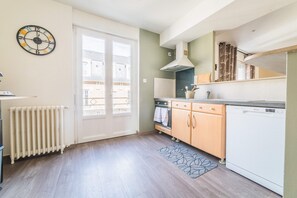 Een koelkast, een microgolfoven, een oven, een vaatwasser