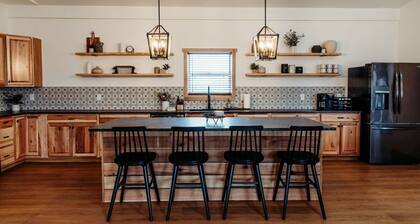 The Bluegrass Barndo - Brand New Farmhouse - 8 Acres - Near Ark - Pet Friendly