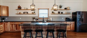 The Bluegrass Barndo - Brand New Farmhouse - 8 Acres - Near Ark - Pet Friendly