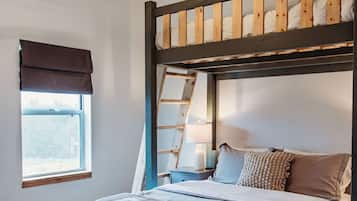 3 bedrooms, desk, iron/ironing board, travel crib