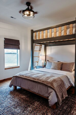 3 Schlafzimmer, Schreibtisch, Bügeleisen/Bügelbrett, Reisekinderbett