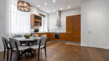 Apartamento, 3 habitaciones, vistas a la ciudad | Cocina privada