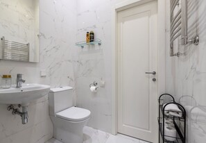 Apartment, 3 Bedrooms, City View | Bathroom
