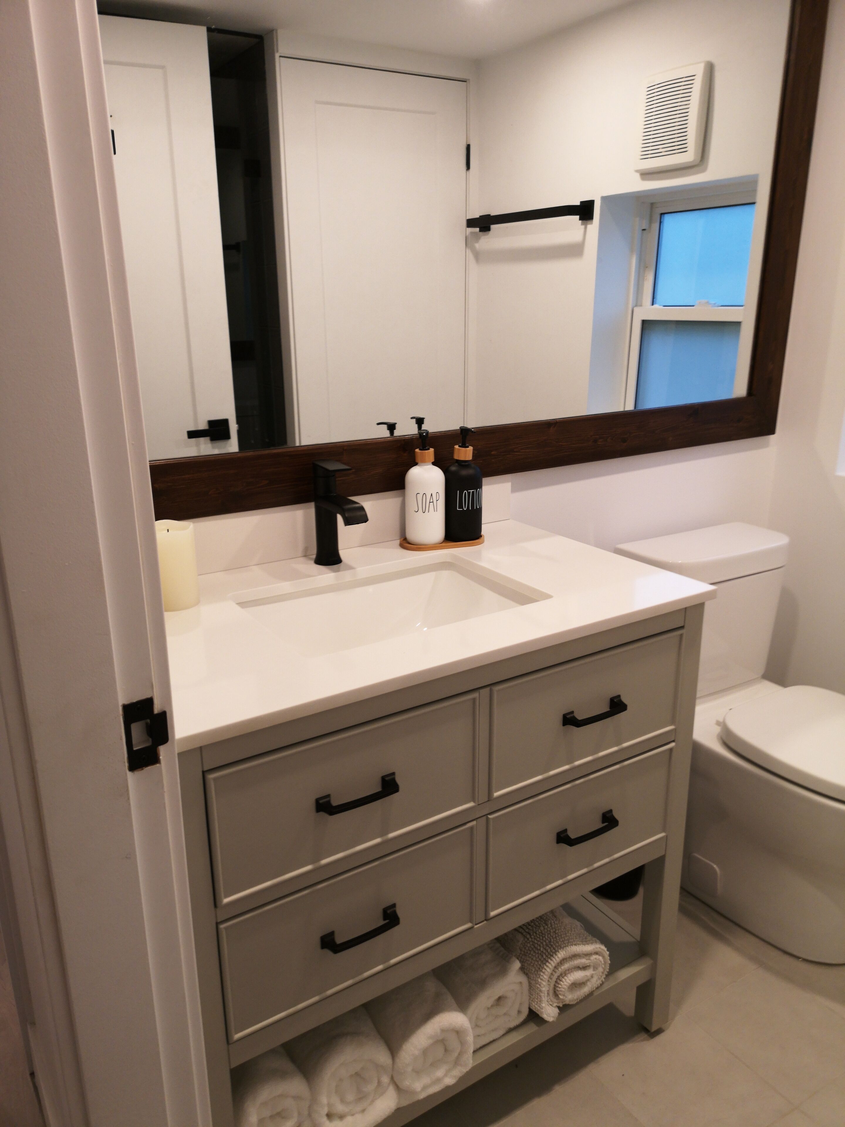 Sèche-cheveux, serviettes fournies, savon, papier toilette