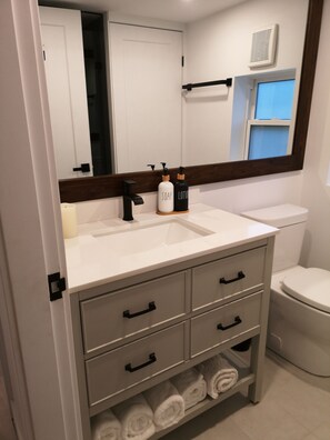 مجففات شعر، مناشف، صابون، ورق حمّام