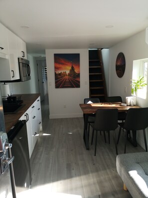 ثلاجة، ميكروويف، فرن، ماكينة لصنع القهوة/الشاي