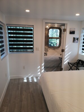 2 عدّة غرف نوم وملاءات أسرّة