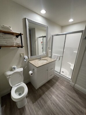 Shower, hair dryer, towels, soap - Cozy Grain Bin Retreat on a Mini Farm. (Augusta)