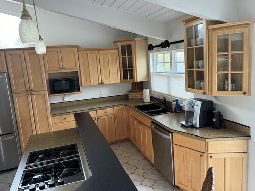 3 bedroom house 3 miles from Fort Stevens State Park and 9 miles from Astoria. 