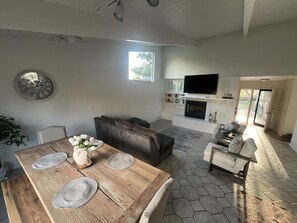 智能电视、壁炉