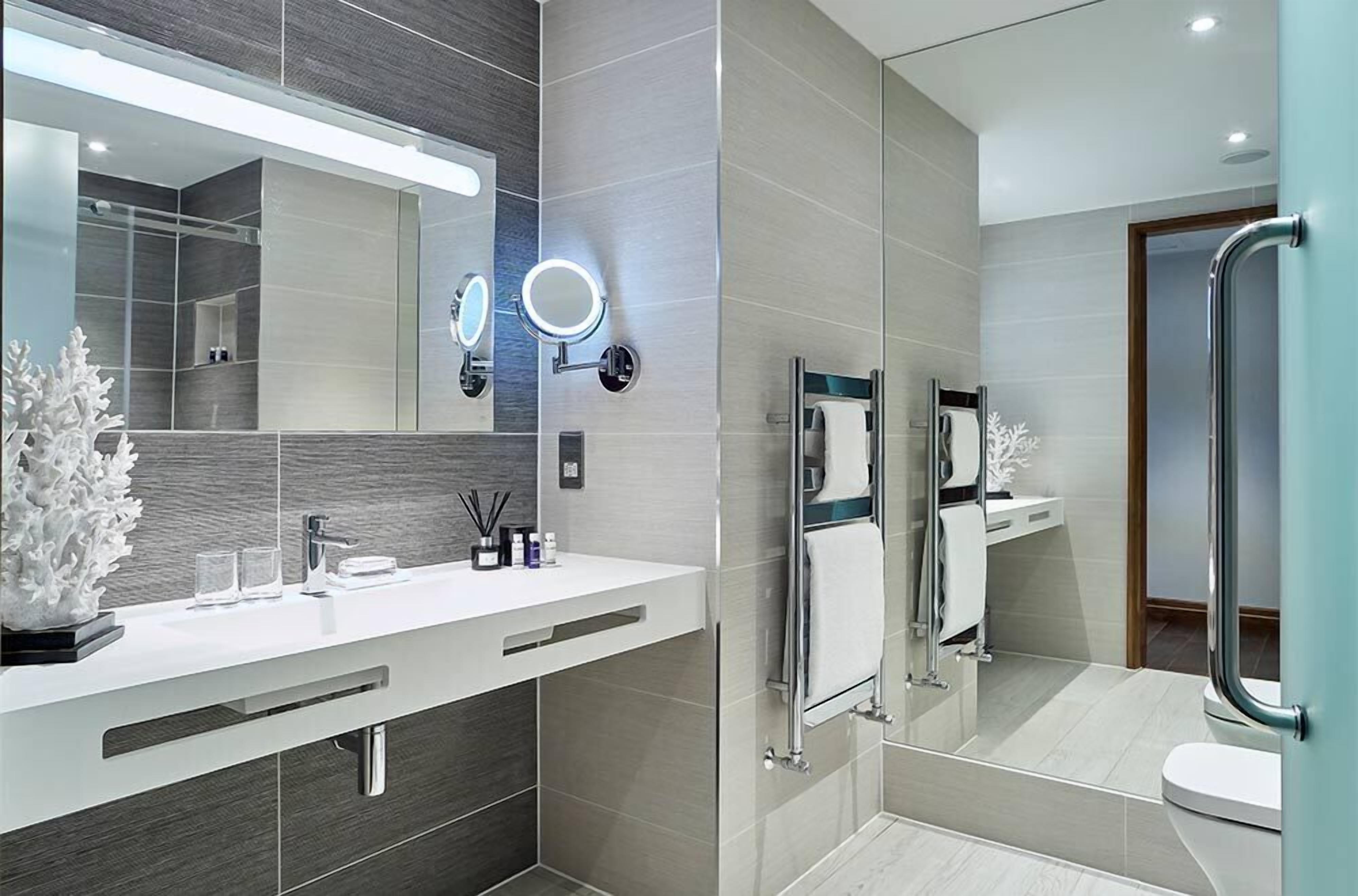 Standard Double or Twin Pitch View | Bathroom | Free toiletries, hair dryer, bathrobes, slippers