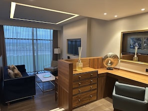 Habitación doble superior | Área de sala de estar | Televisión de pantalla plana, Netflix y servicios de streaming 