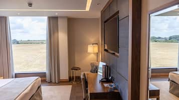 Small Suite Country View | In-room safe, desk, soundproofing, iron/ironing board