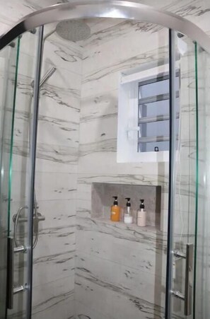 Een douche, een haardroger, handdoeken, zeep