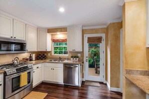 Køleskab, mikrobølgeovn, ovn, kogeplade