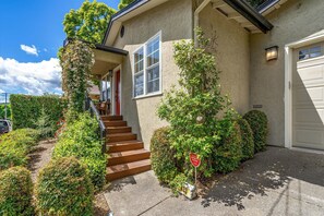 Exterior detail - Heart of Healdsburg | Wine Tastings Included (Healdsburg)