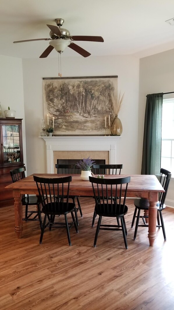 Dining - Peaceful Home in Serene Neighborhood - Just Minutes Away from Savannah (Pooler)